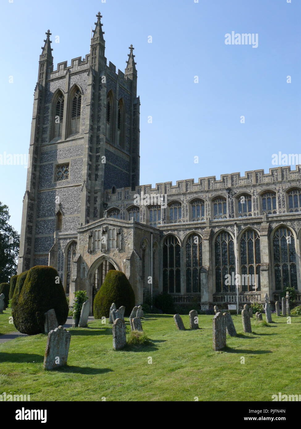 Lavenham Chiesa, Suffolk, contro un cielo blu chiaro Foto Stock