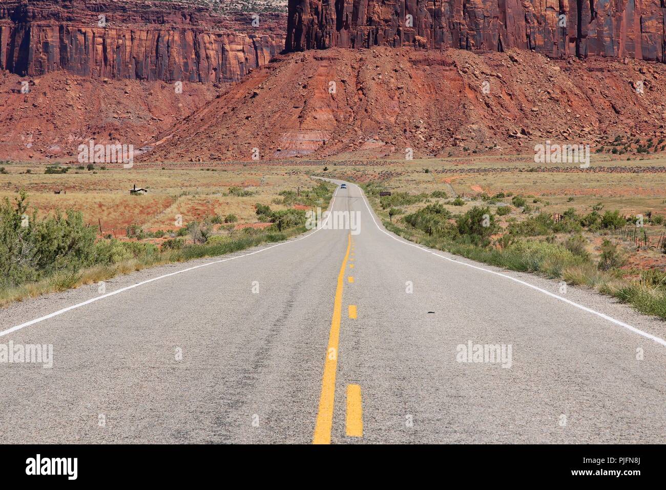 Il Parco Nazionale di Canyonlands in Utah, Stati Uniti d'America. Island in the Sky di quartiere - strada diritta. Foto Stock