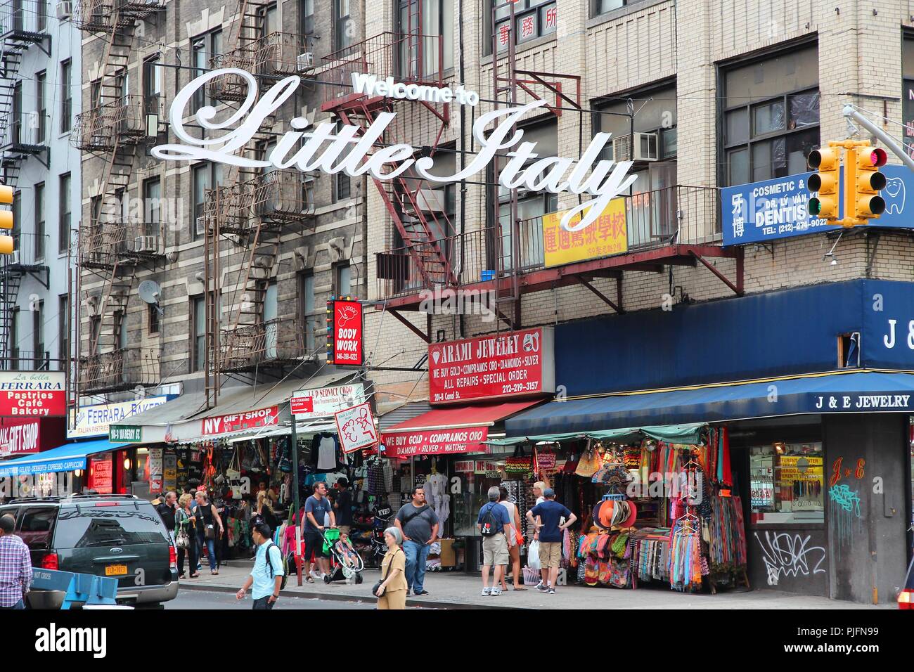 NEW YORK, Stati Uniti d'America - 1 Luglio 2013: la gente visita Little Italy a New York. Little Italy è una famosa comunità italiana di Manhattan. Come molti come 10.000 Italia Foto Stock