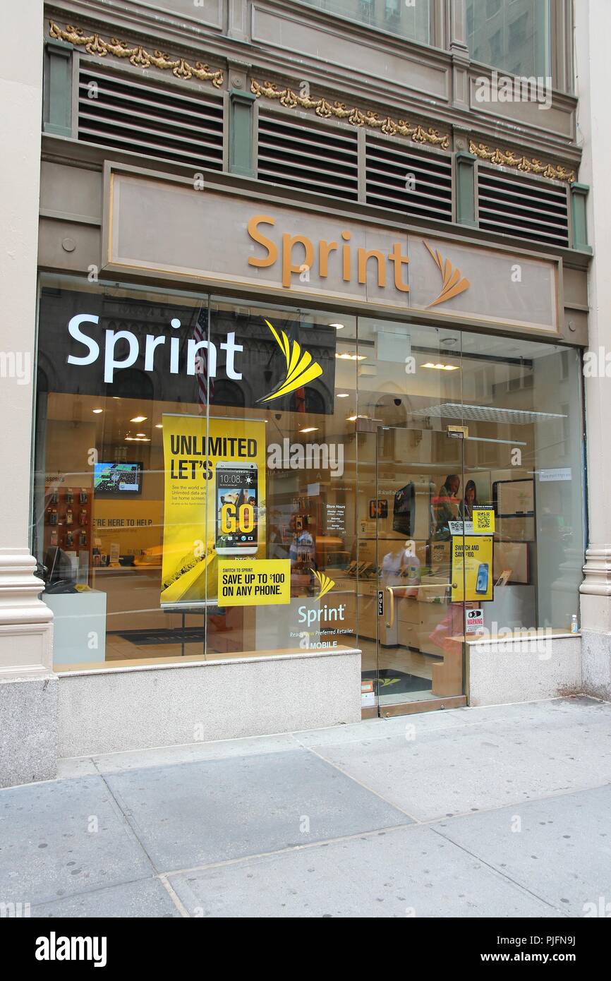 NEW YORK, Stati Uniti d'America - luglio 1, 2013: Sprint operatore cellulare negozio a New York. La Sprint Corporation è la terza più grande di noi operatore di rete wireless con 53,6 Foto Stock