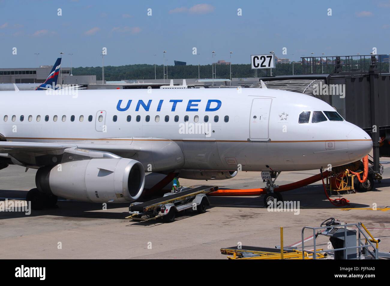 WASHINGTON, STATI UNITI D'America - 15 giugno 2013: scheda Persone United Airlines Airbus A319 all'Aeroporto Internazionale Dulles di Washington, DC, Stati Uniti d'America. La compagnia aerea aveva 400 Foto Stock