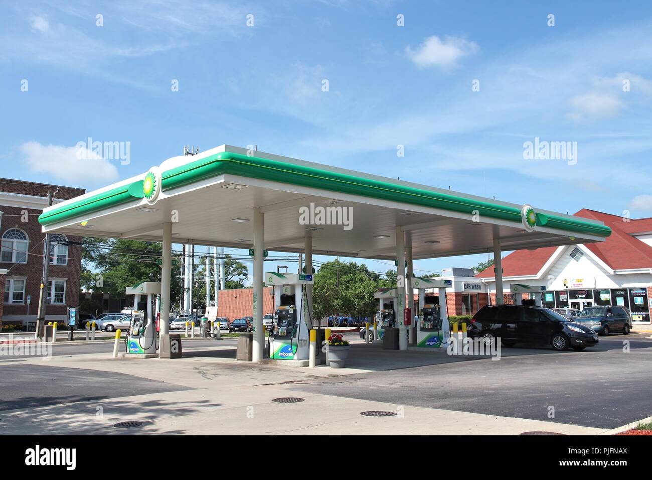 VILLA Park, Stati Uniti d'America - 27 giugno 2013: Driver riempire le loro auto a BP Gas Station in Villa Park, IL. BP ha 31,3 miliardi di dollari di reddito operativo nel 2013. Foto Stock