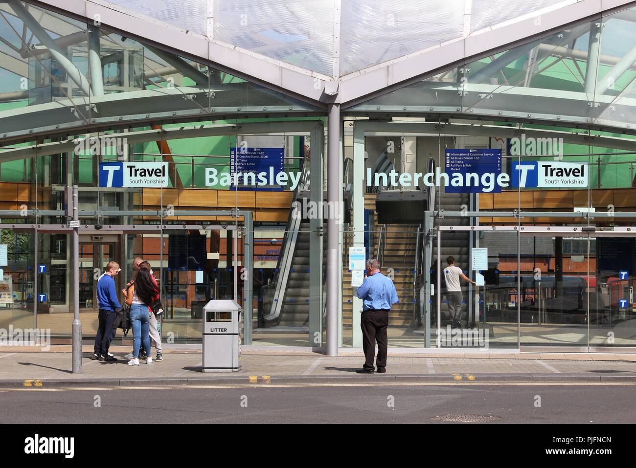 BARNSLEY, Regno Unito - 10 luglio 2016: la gente in attesa per i treni e gli autobus a Barnsley interscambio, UK. 1,5 milioni di collegamenti in treno a Barnsley Interchange Foto Stock