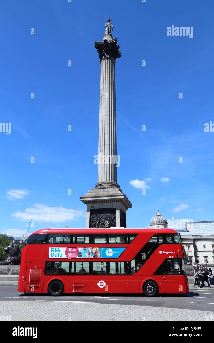 LONDON, Regno Unito - 6 Luglio 2016: la gente ride nuovi autobus Routemaster a Trafalgar Square a Londra. L'ibrido diesel-elettrico di bus è una nuova e moderna versione di ICO Foto Stock