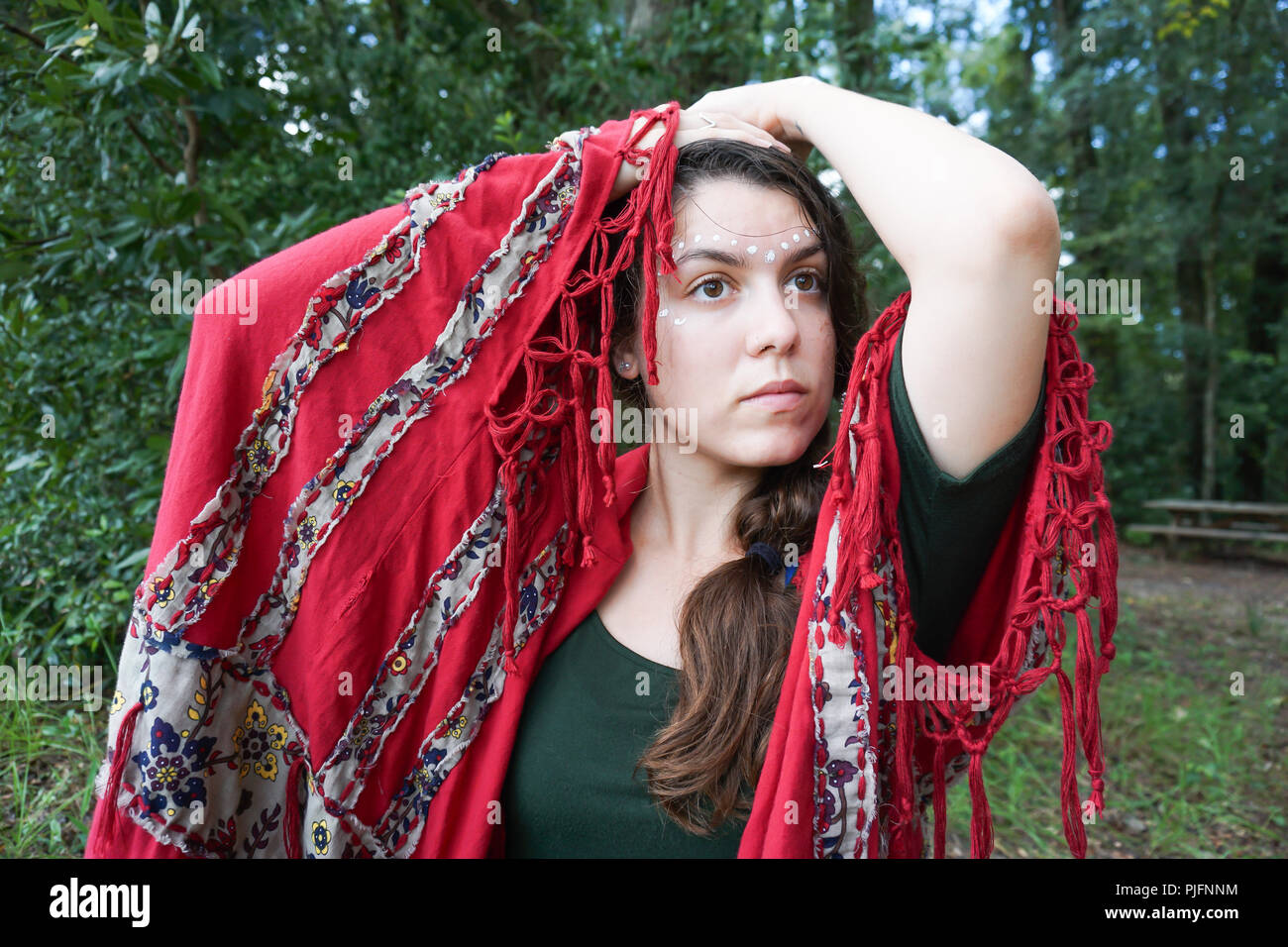 Giovani hippie bella bruna donna modello con lunga treccia di capelli tribale bianco specchio gravi Foto Stock