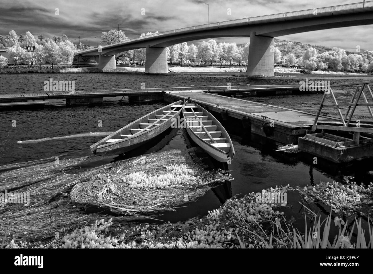 Infrarossi barche sul fiume, molo in legno di un nuovo ponte da Ponte de Lima, fiume Lima, a nord del Portogallo Foto Stock