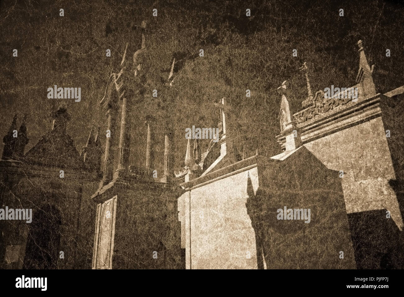 Grunge sfondo della carta con il vecchio cimitero europeo. Buona per la festa di Halloween. Foto Stock