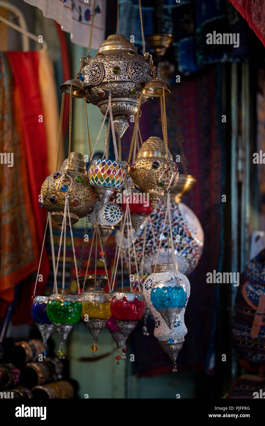 Lampada colorata appesa in un Israelian bazaar sulle strade di Gerusalemme Foto Stock