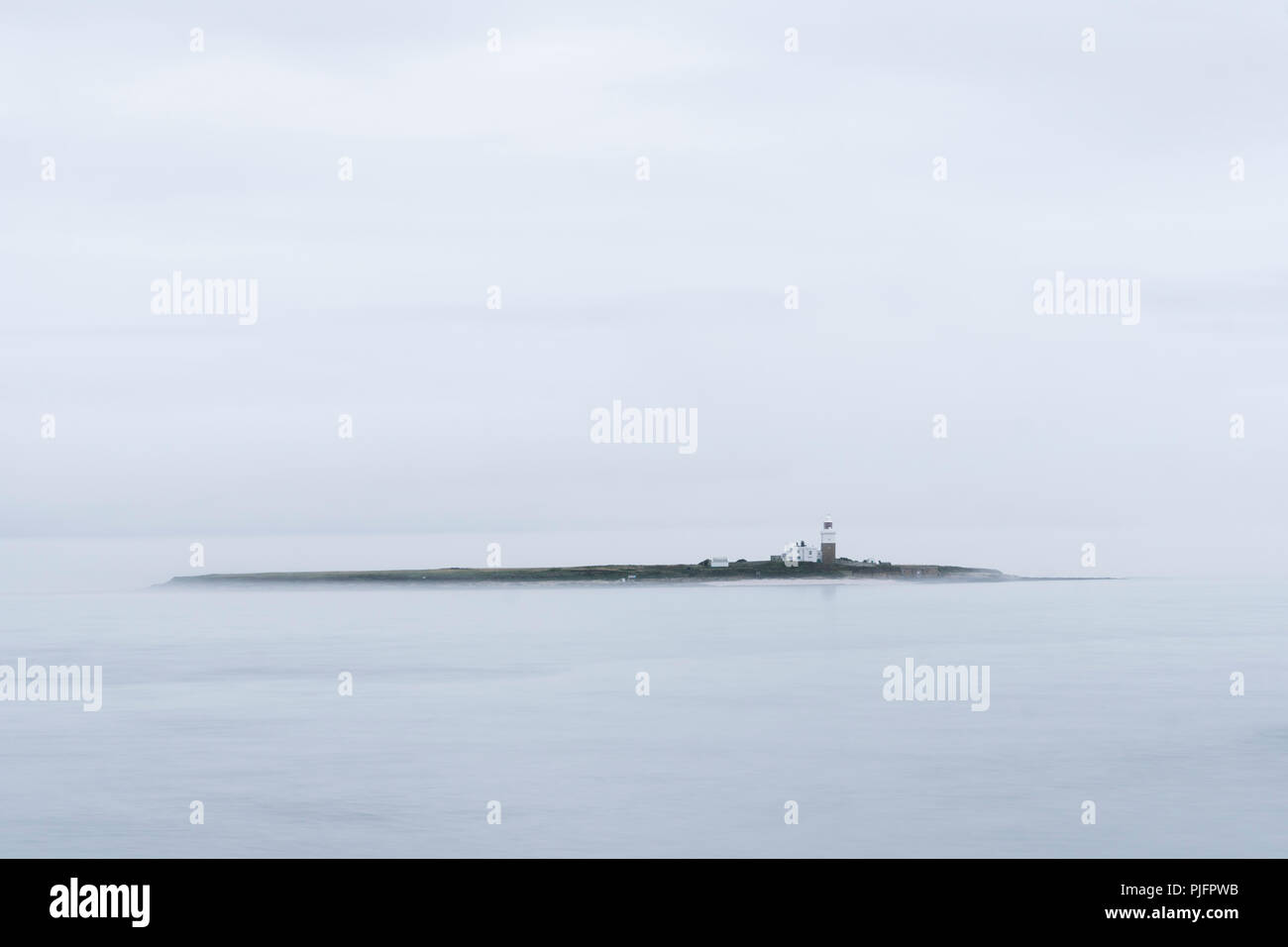 Coquet Island, del Northumberland Coast, vicino a camminare, in una nebbiosa, nuvoloso giorno, Inghilterra Foto Stock