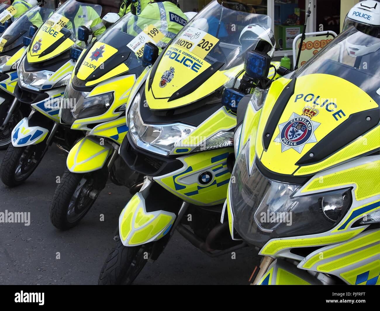 Dettagli della polizia moto schierate in attesa di avvio della fase cinque del tour della Gran Bretagna 2018, Cleveland, England, Regno Unito Foto Stock