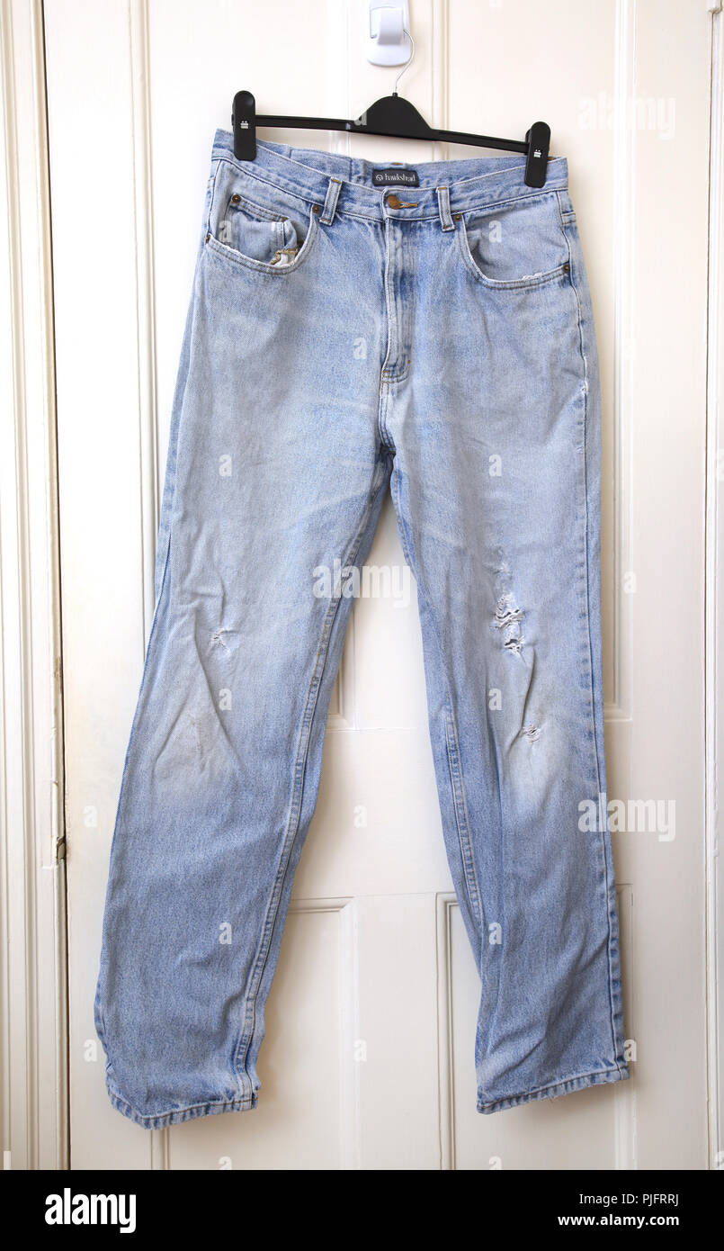 Una coppia di vecchi e consunti Hawkshead Jeans blu Foto Stock