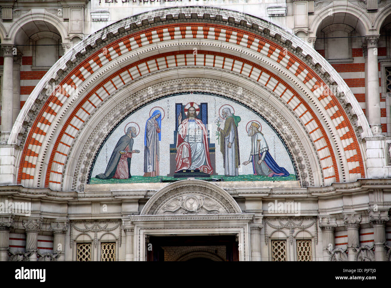 Victoria Londra Inghilterra Cattedrale di Westminster a nord ovest del portale timpano ad arco mostra mosaico raffigurante San Pietro, Vergine Maria, Gesù Cristo come Pantocr Foto Stock