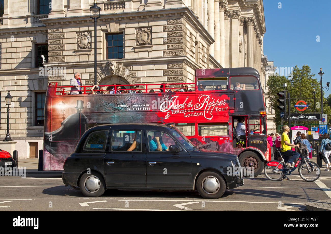 Un London Black Cab e un vecchio con la parte superiore aperta autobus Routemaster azionato da Premium Tours sul Westminster Bridge Road a Londra. Foto Stock
