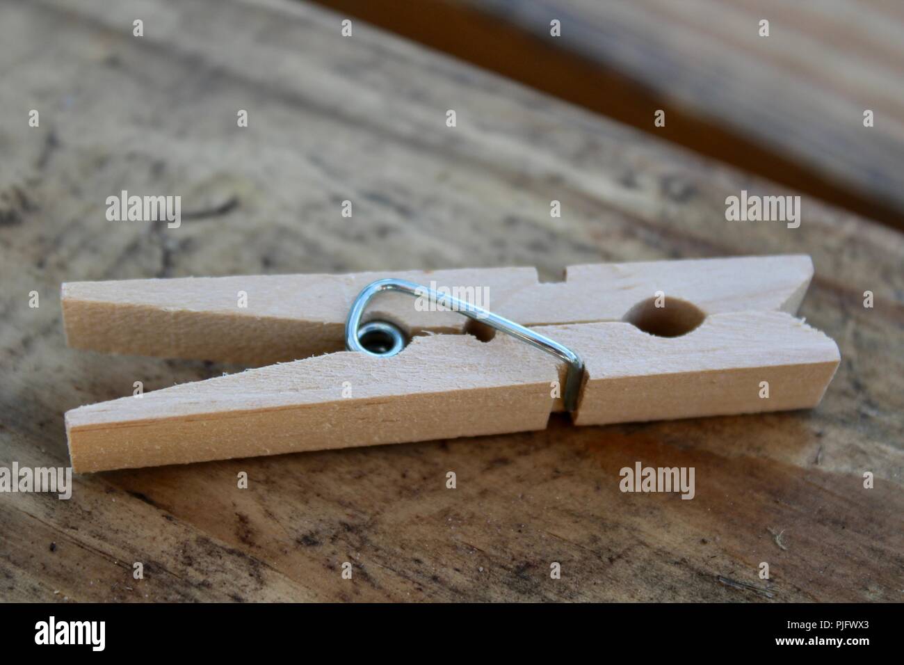 Vestiti Pin close up su un sfondo di legno Foto Stock