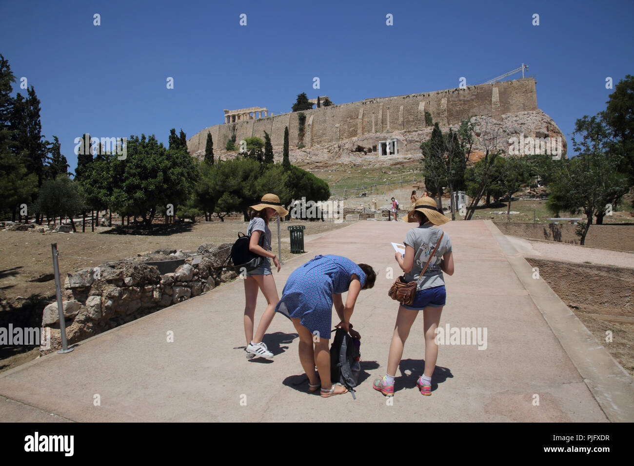 Acropoli di Atene Grecia la madre e le figlie di Panaghia Spiliotissa (Madonna della Grotta cappella) e sopra le due colonne corinzie resti del Foto Stock