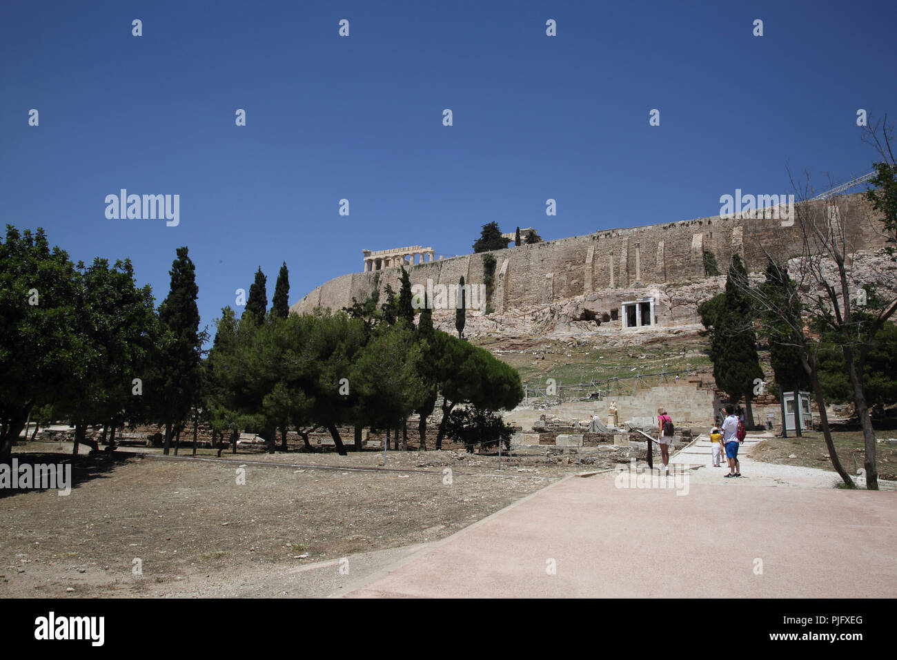 Acropoli di Atene Grecia Panagia Spiliotissa (Madonna della Grotta cappella) e sopra le due colonne corinzie resta di Choregic monumenti di Th Foto Stock