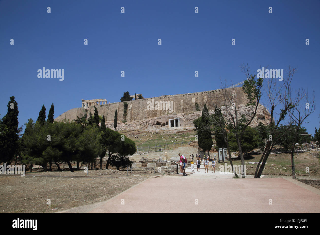 Acropoli di Atene Grecia Panagia Spiliotissa (Madonna della Grotta cappella) e sopra le due colonne corinzie resta di Choregic monumenti di Th Foto Stock