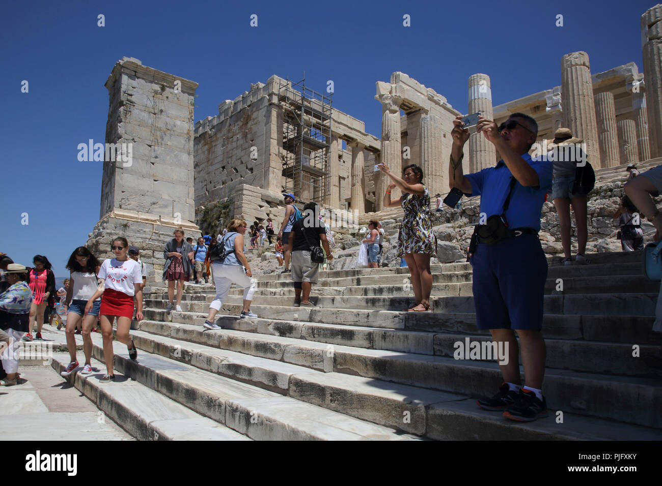 Acropoli di Atene Grecia i turisti a salire le scale del Propylaia Foto Stock