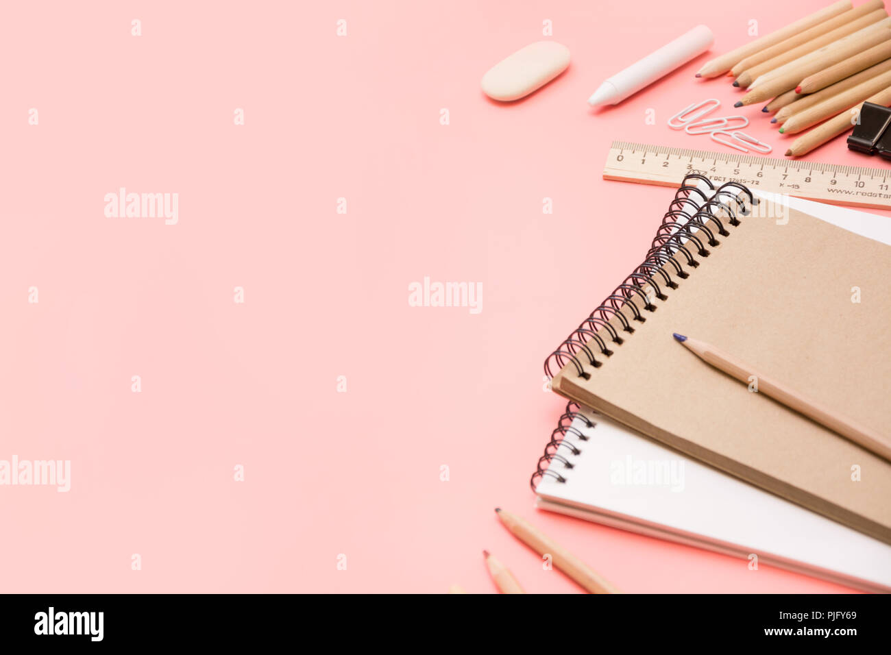 Colorato di forniture scolastiche sul rosa pastello sfondo. Vista superiore, piatto laici. Spazio per il testo. Foto Stock