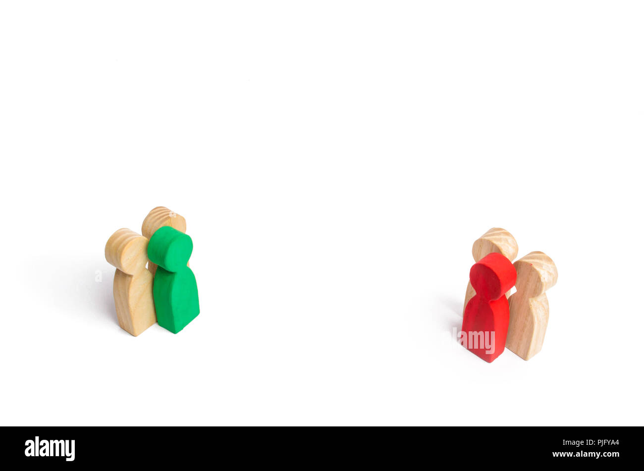 Due gruppi di persone sono su una riunione di affari. Il concetto di opposizione, la soluzione della situazione di conflitto, l'escalation. Arrivando a comprom Foto Stock