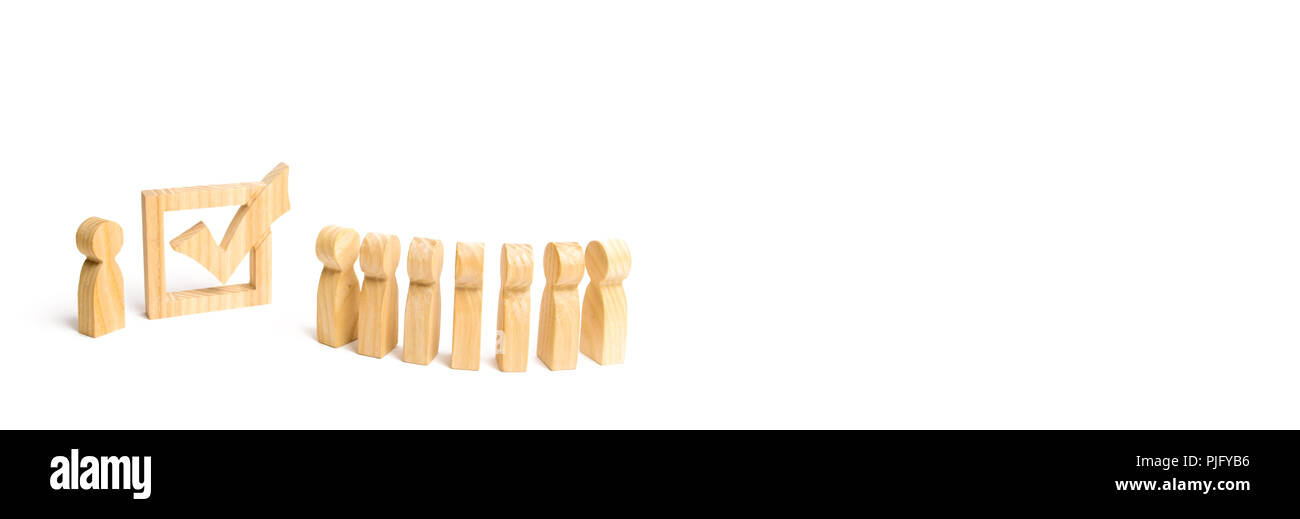 In legno figure umane stand in una fila accanto al palazzo del governo nella casella. concetto di elezioni e tecnologie sociali. Volontari, parti, candida Foto Stock