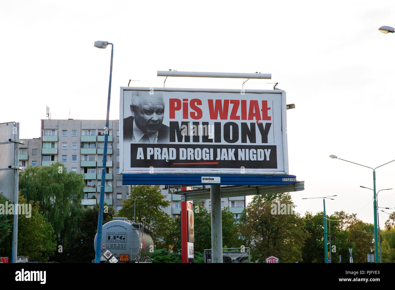 Affissioni criticando attualmente praticati in Polonia partito PiS (Diritto e Giustizia) con la faccia del suo leader Jaroslaw Kaczynski. Tychy, Polonia Foto Stock