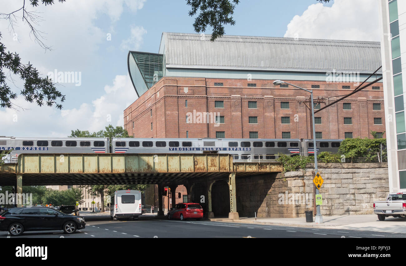Museo della Bibbia incombe sul treno dei pendolari Virginia Railway Express, sul ponte ferroviario su 4th Street SW, Washington DC. Foto Stock