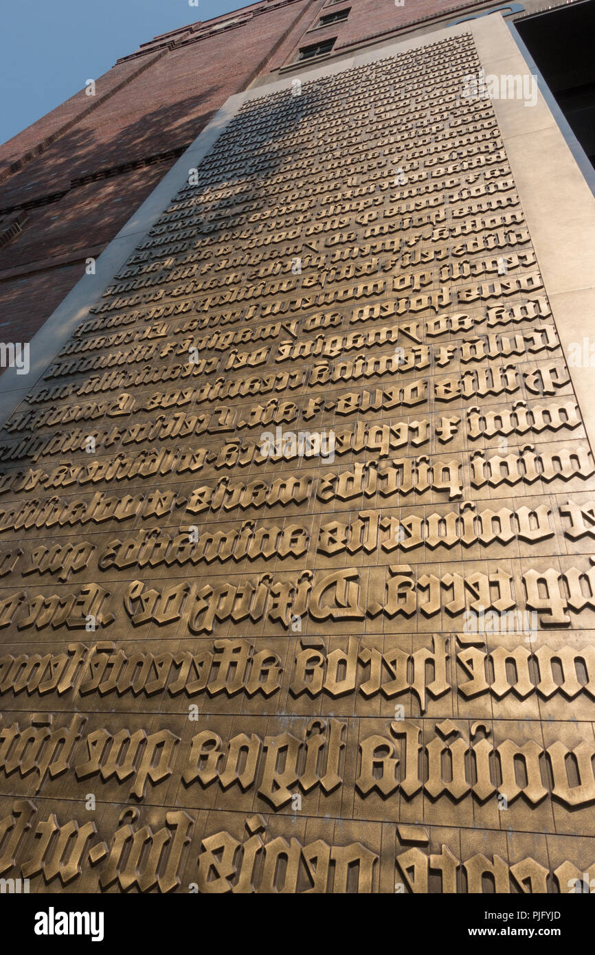 Dettaglio di una delle due piastre di bronzo in entrata al Museo della Bibbia, raffigurante la pagina della Bibbia di Gutenberg ricomposto, in latino & invertito per la stampa tipografica Foto Stock
