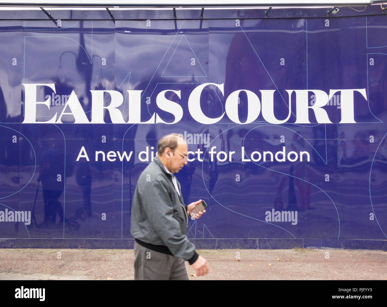 Builder spazi pubblicitari al di fuori del Earls Court del sito di sviluppo su Warwick Avenue, London, Regno Unito Foto Stock