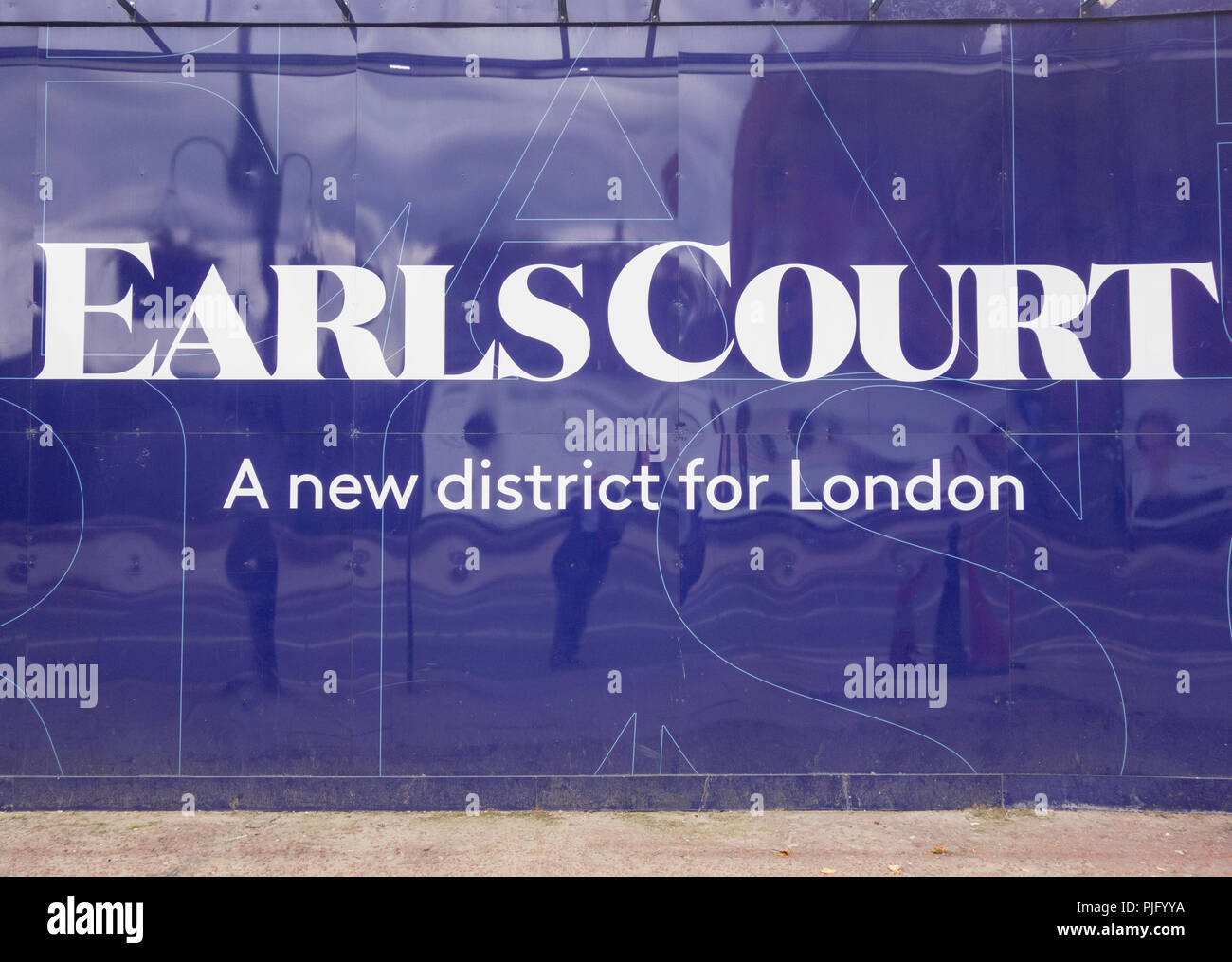 Builder spazi pubblicitari al di fuori del Earls Court del sito di sviluppo su Warwick Avenue, London, Regno Unito Foto Stock