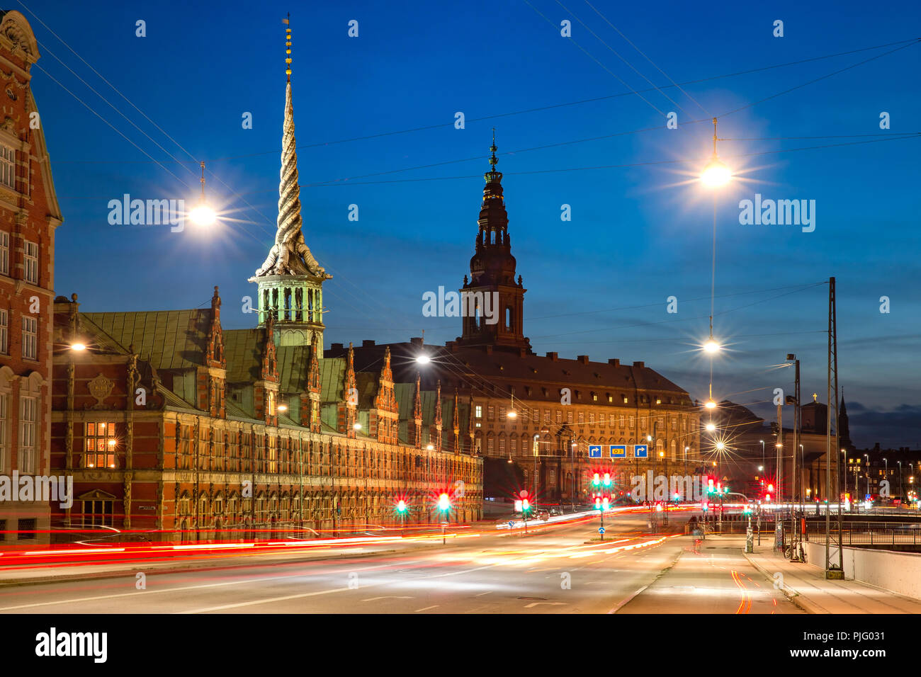 Boersen e Christiansborg a Copenhagen, Danimarca Foto Stock