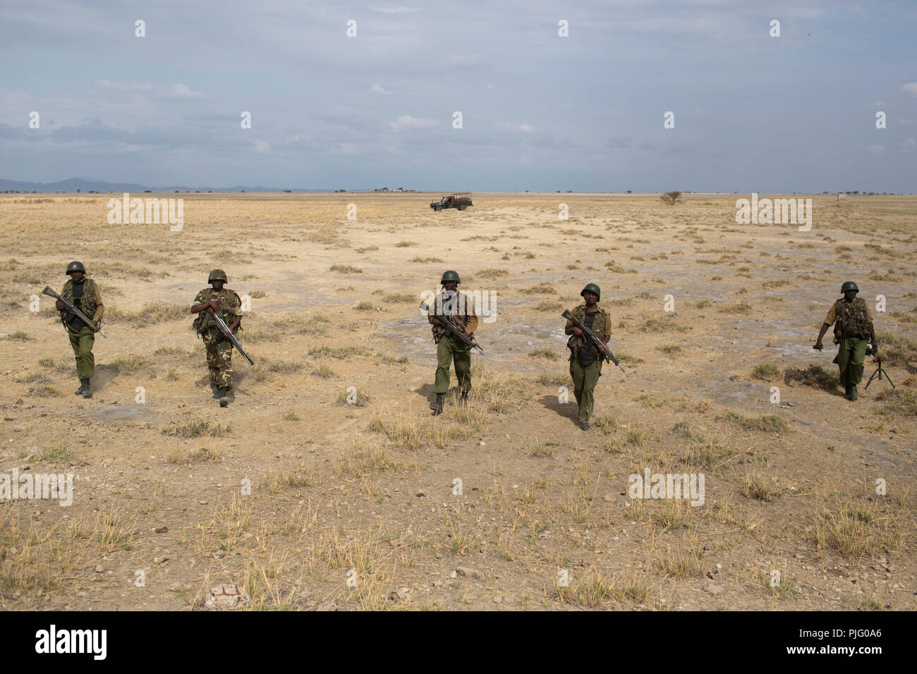 I soldati del Kenya pattugliare una regione in Turkana, nel nord del Kenya, 5 novembre 2012 Foto Stock