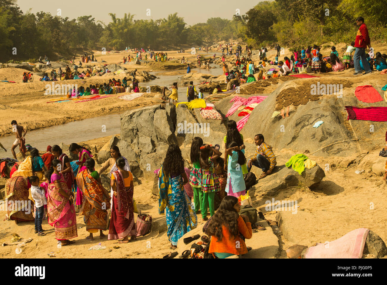 Tribal ladies,tenendo ,santo,bagno nel fiume Kasai,modifica,i loro vestiti,indossando quelle nuove ,come rituale,Purulia,West Bengal,l'India. Foto Stock