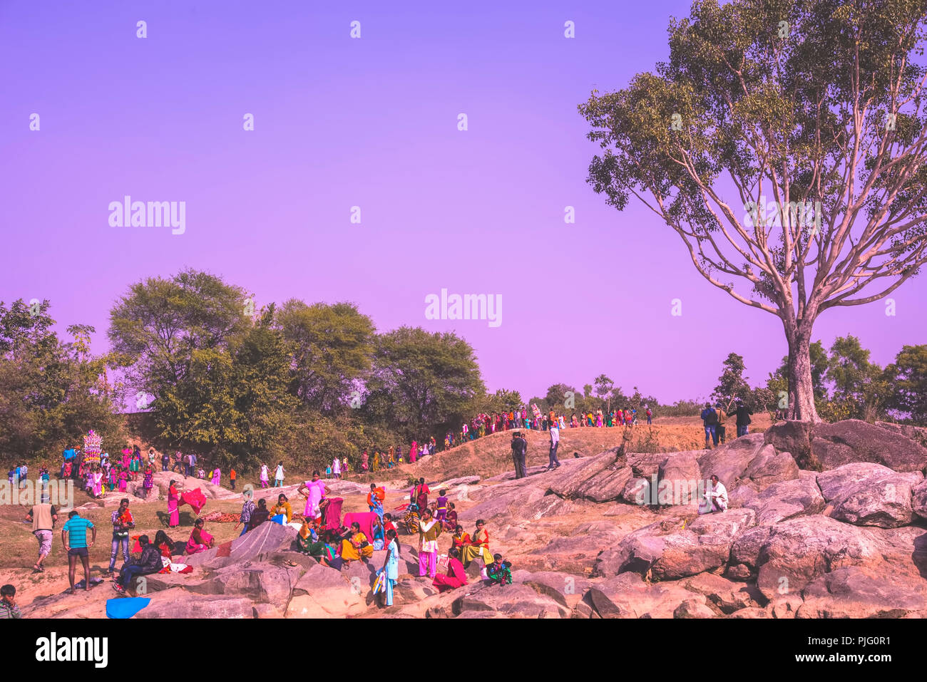 Bambino dea,Tush,sul modo,per immersione,da Tribal,clad ,abiti colorati,a,Makar Sankranti giorno ,fiume Kasai,Purulia,West Bengal,l'India. Foto Stock Bambino dea,Tush,sul modo,per immersione,da Tribal,clad ,abiti colorati,a,Makar Sankranti giorno ,fiume Kasai,Purulia,West Bengal,l'India. Foto Stock