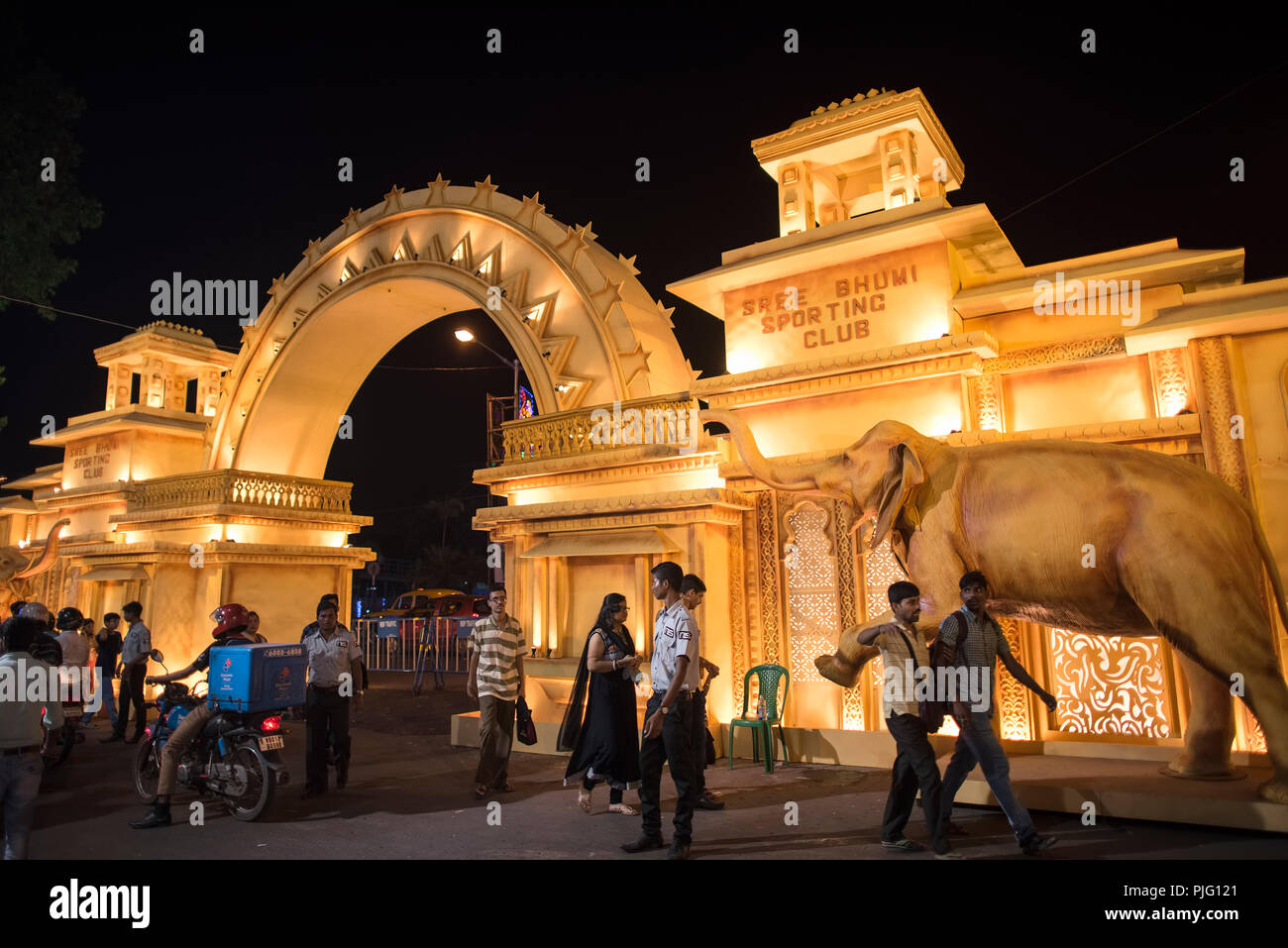 Accesa,Durga puja pavilion,cancello d'ingresso,basato su,leggendario,architettura Mahishamati,l'India del Sud,Kolkata,replica,l'India. Foto Stock