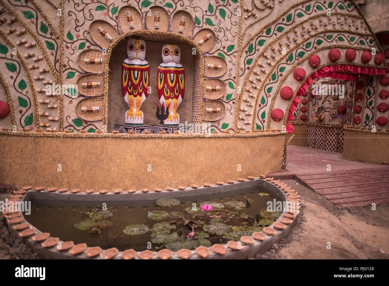 ,Interior decoration,Durga puja,pandal,una competizione,per l'arte,patrimonio rituale,,due gufi in legno,simboleggiano,happey omen,Kolkata,l'India. Foto Stock