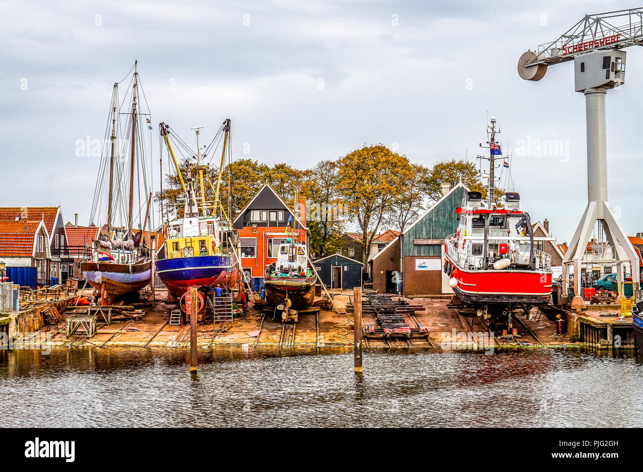 Ocean andando barche da pesca nel bacino di carenaggio del porto di lo storico villaggio di pescatori di Urk nei Paesi Bassi Foto Stock