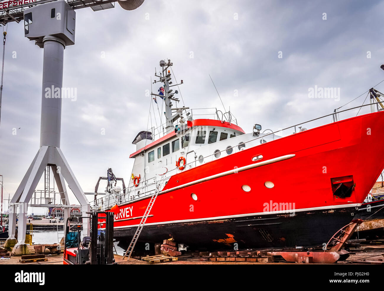 Grande Ocean andando in barca da pesca nel bacino di carenaggio del porto di lo storico villaggio di pescatori di Urk nei Paesi Bassi Foto Stock