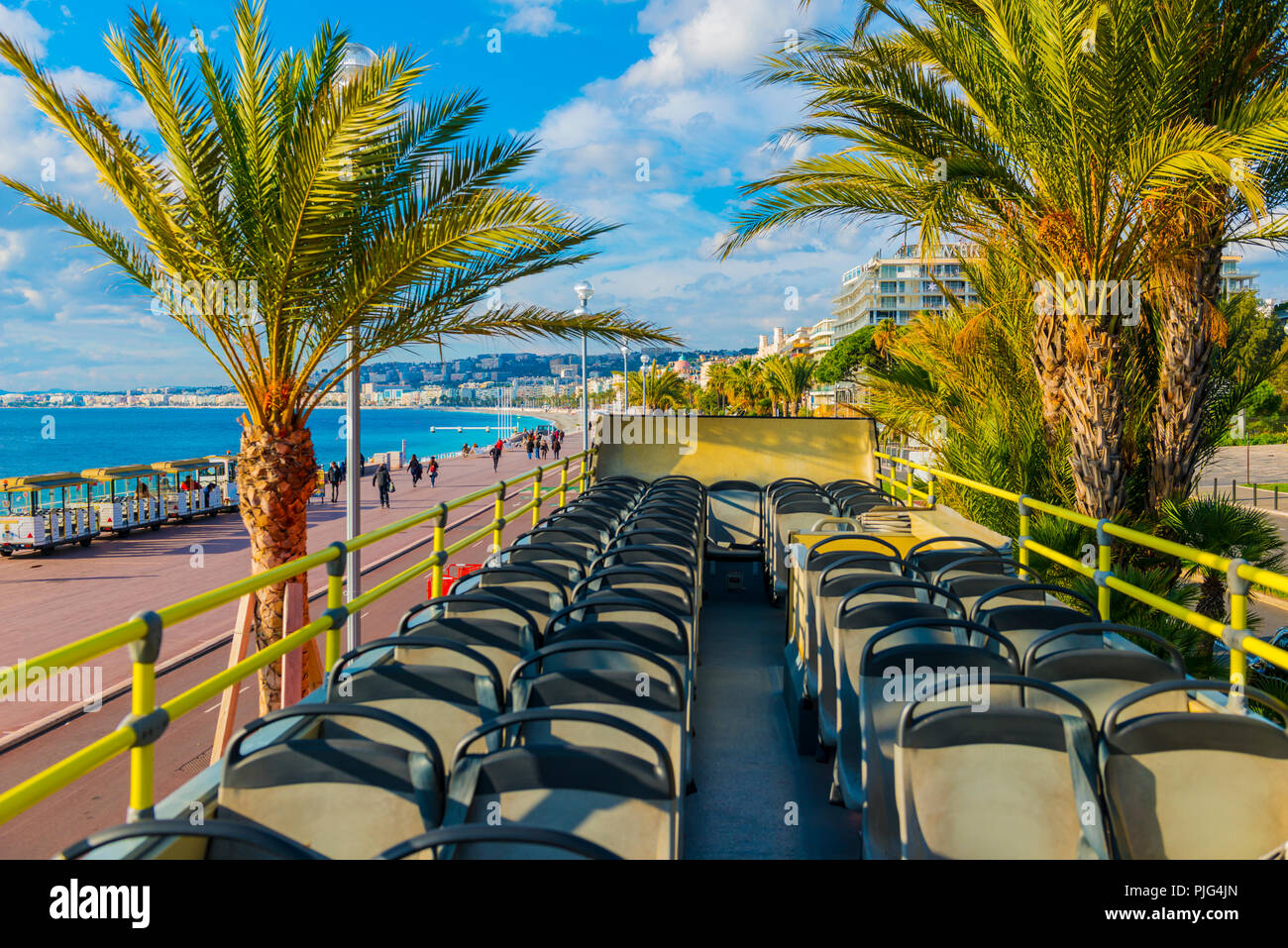 Vista del tetto da un bus convertibile con il sole splendente su Nizza e dalla Promenade des angoli in Provence-Alpes-Côte d'Azur, in Francia. Foto Stock Vista del tetto da un bus convertibile con il sole splendente su Nizza e dalla Promenade des angoli in Provence-Alpes-Côte d'Azur, in Francia. Foto Stock