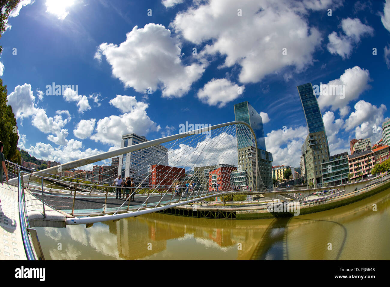 Ponte Zubizuri da Santiago Calatrava e Isozaki Towers, Bilbao, Biscaglia, Paese Basco, Euskadi, Euskal Herria, Spagna, Europa Foto Stock