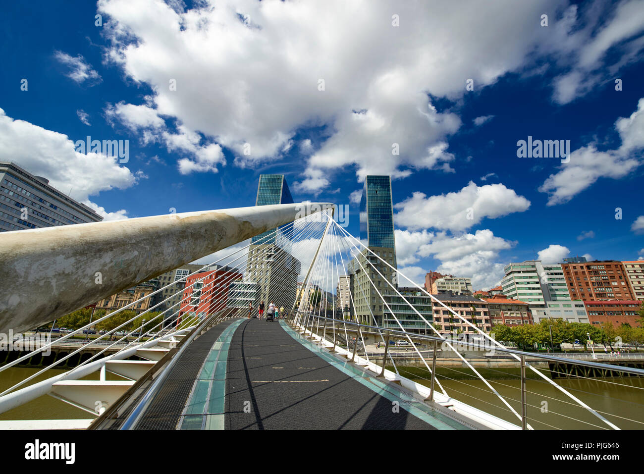 Ponte Zubizuri da Santiago Calatrava e Isozaki Towers, Bilbao, Biscaglia, Paese Basco, Euskadi, Euskal Herria, Spagna, Europa Foto Stock