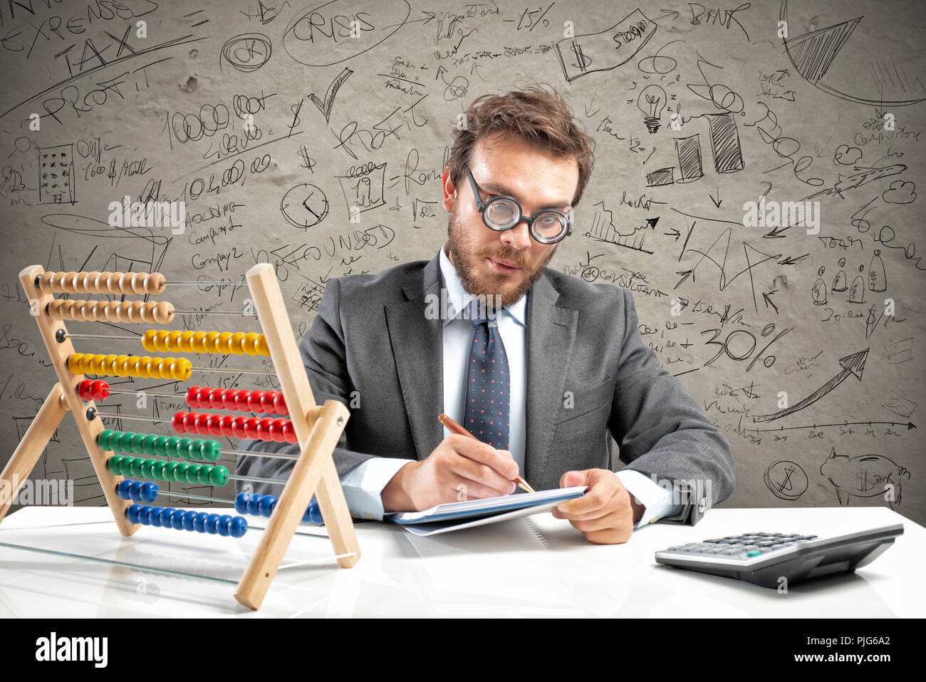 Nerd ragioniere fa il calcolo delle entrate di un'azienda Foto Stock