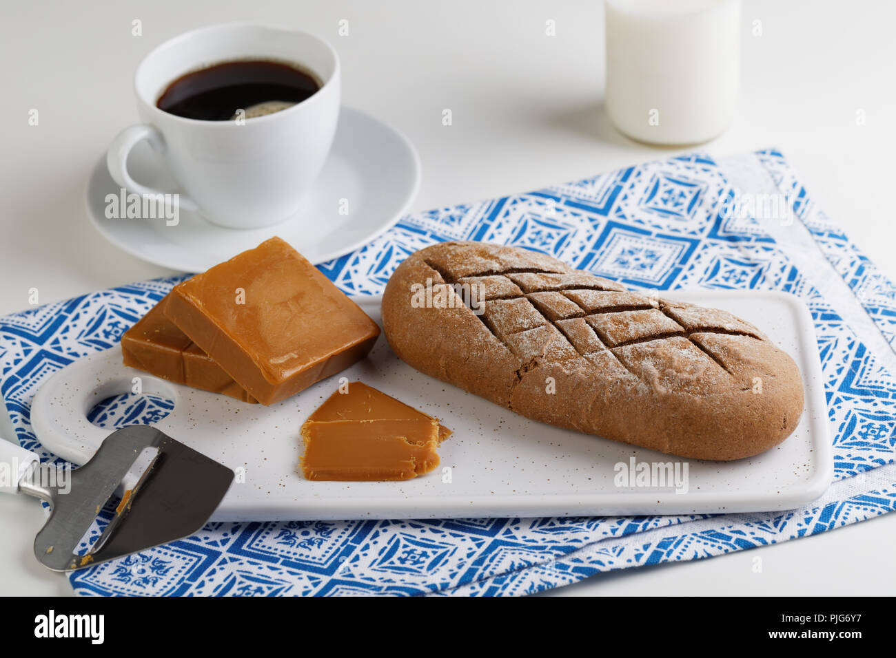 Colazione norvegese con Brunost formaggio, pane e caffè Foto Stock