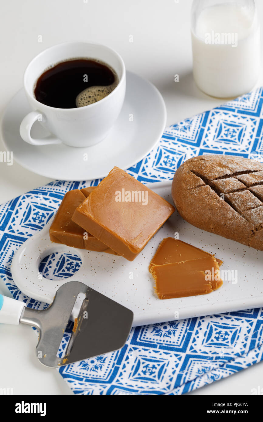 Colazione norvegese con Brunost formaggio, pane e caffè Foto Stock