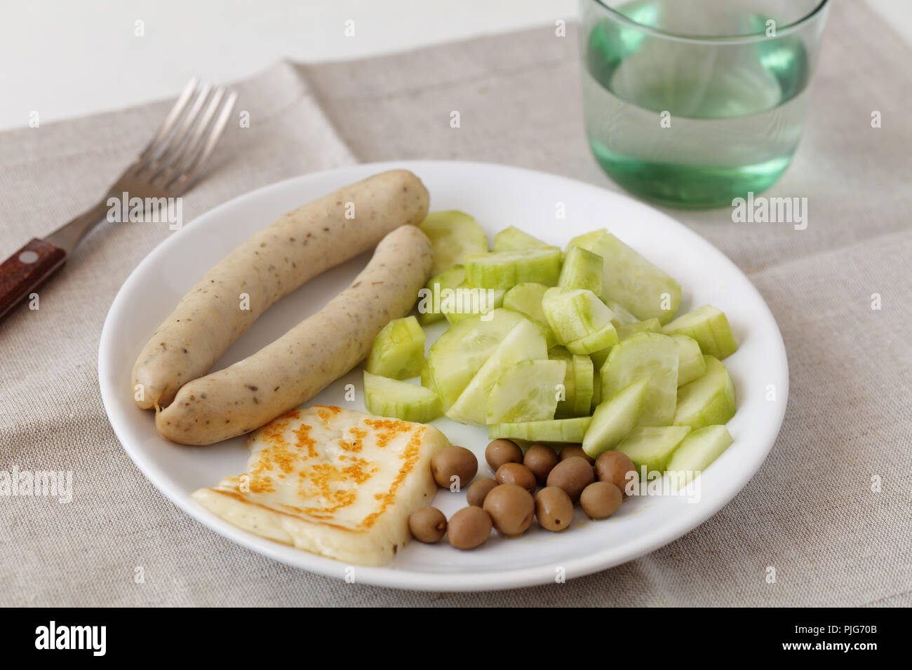 Salsicce bianche con arrosti di carne il formaggio halloumi, cetrioli e olive Foto Stock
