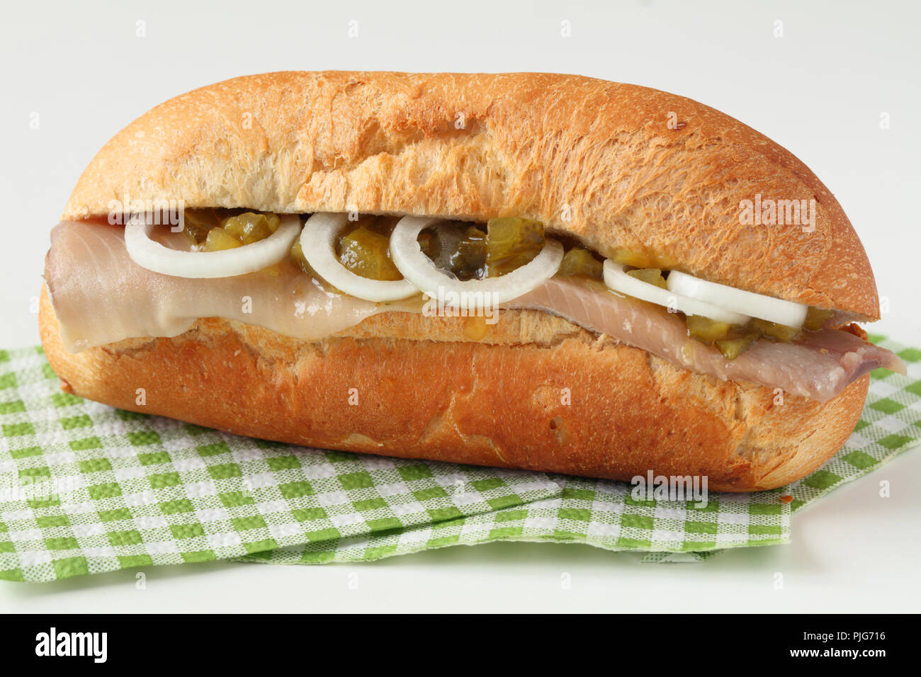 Aringa olandese sandwich con sottaceti e cipolla Foto Stock