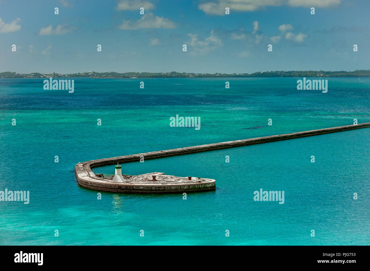 Bermuda beach e le acque color acquamarina di King's Wharf e baia a ferro di cavallo - una delle più belle spiagge tropicali con sabbia rosa nel mondo Foto Stock
