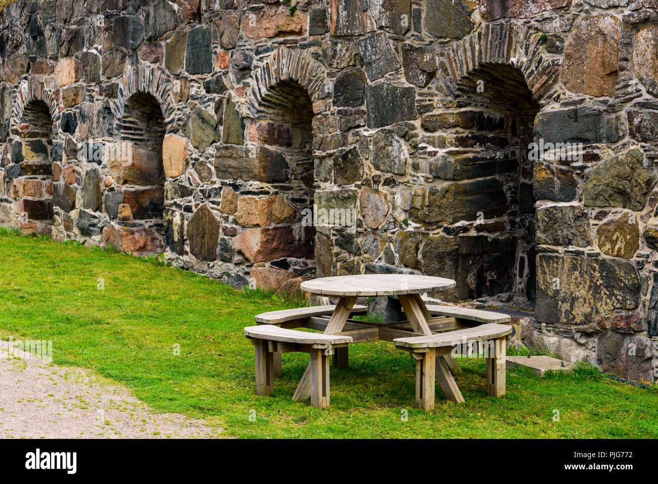 Un picnic panchina contro la parete in Bohus Fortress Foto Stock