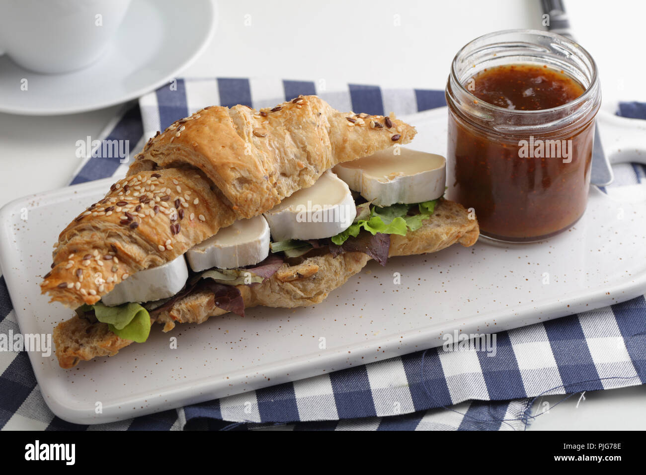 Sandwich croissant con formaggio di capra, bietole, e confettura di fichi Foto Stock