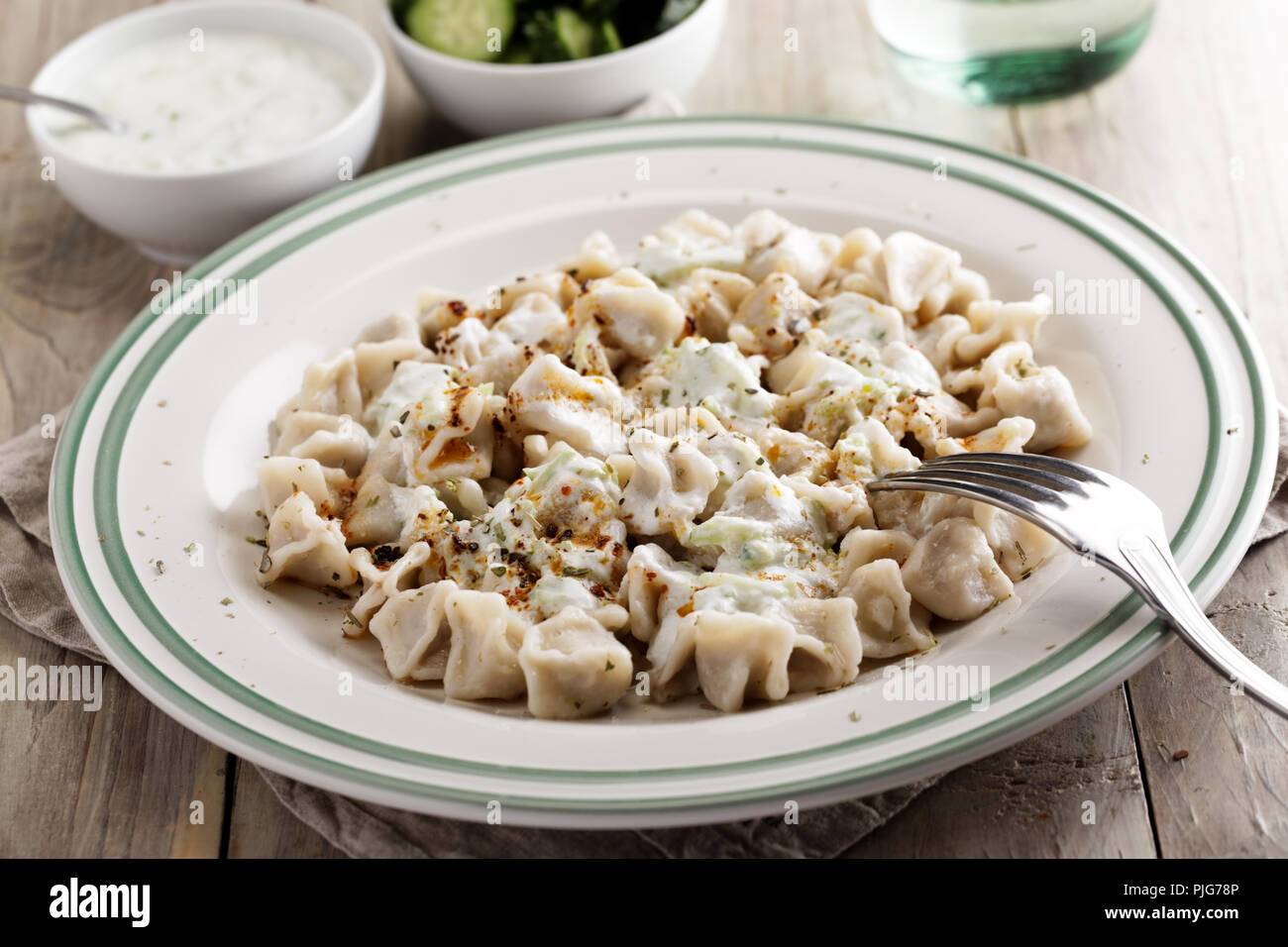 Bagno turco Gnocchi Manti con tzatziki, cetrioli, e spezie Foto Stock